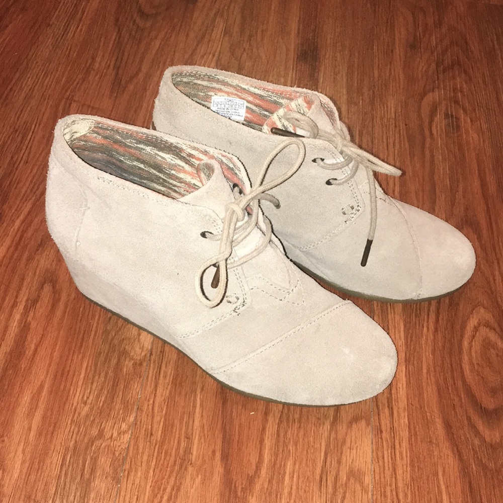 TOMS ladies size 8 beige suede wedges